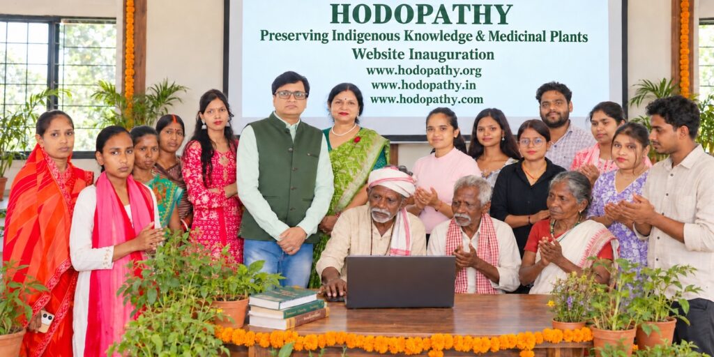 गिरिडीह में Hodopathy.in के शुभारंभ पर लैपटॉप के पास आदिवासी बुजुर्गों और अन्य प्रतिभागियों के साथ राजीव सिंह व रिमी सिंह।